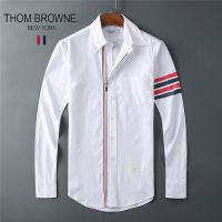 [ภาพถ่ายจริง] THOM BROWNES ดั้งเดิมเสื้อเชิ้ตสีขาวผู้ชายและผู้หญิงสไตล์เดียวกันหลวมเสื้อเชิ้ตลำลอง2023ฤดูใบไม้ผลิ/ฤดูร้อนเสื้อแบบบางแขนยาวปกใหม่