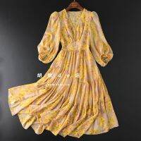 เสื้อผ้าแฟชั่นสำหรับสุภาพสตรี Spot the new 2023 French tea v-neck yellow floral dress female show thin MIDI lantern sleeve