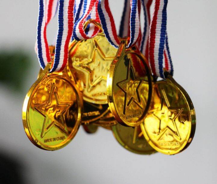 100pcs-children-gold-plastic-winners-medals-sports-day-party-bag-prize-awards-toys-for-party-decor