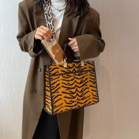 [COD] Canvas simple tiger skin large-capacity tote bag 2022 new autumn wide shoulder strap fashion hand carry Messenger