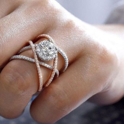 แหวนหมั้นเพทายกากบาทสุดสร้างสรรค์ยุโรปและอเมริกาของผู้หญิงแหวนสีชุบโรสโกลด์ใหม่