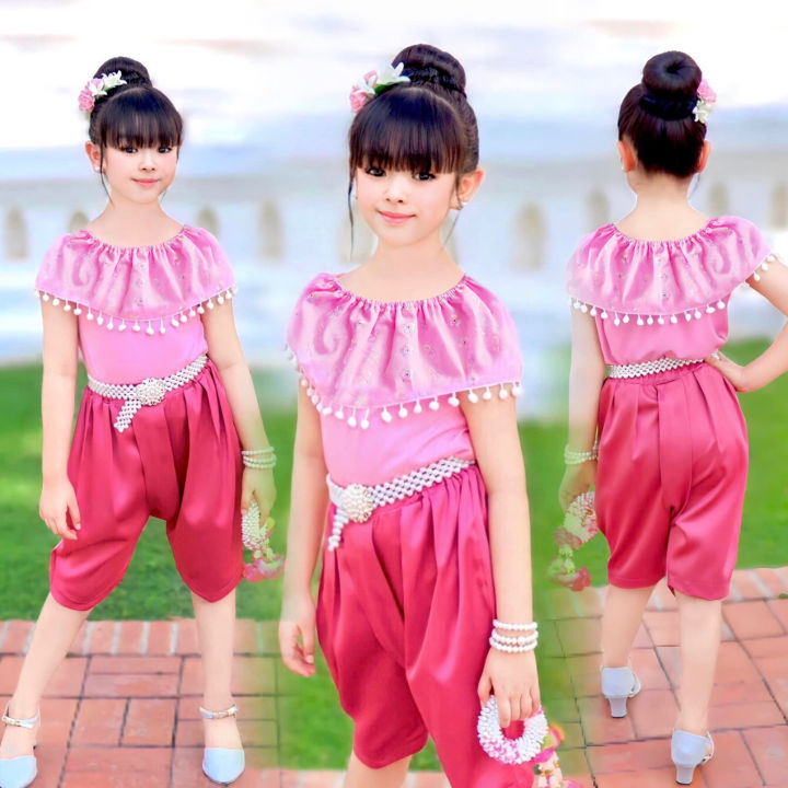 ชุดไทยเด็ก-ชุดไทย-ปอมปอม-ชุดไทย-2-ชิ้น-เสื้อระบายคอด้วยผ้าลูกไม้ฉลุปักไล่สีรุ้ง-กับโจงผ้าซาร่าเนื้อทราย