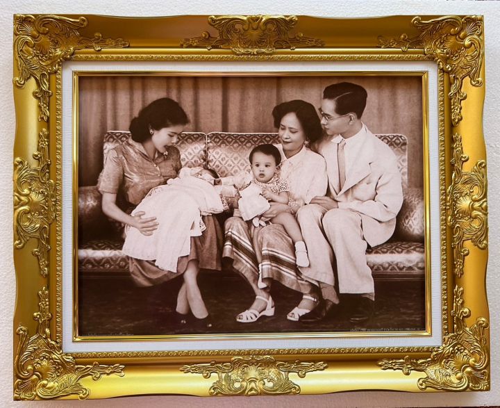กรอบรูปหลุยส์ครอบครัวในหลวงรัชกาลที่-9-กรอบรูปขนาด-21x26-นิ้ว-ภาพมงคล-เสริมฮวงจุ้ย-ตกแต่งบ้าน-ของขวัญ-ของที่ระลึก