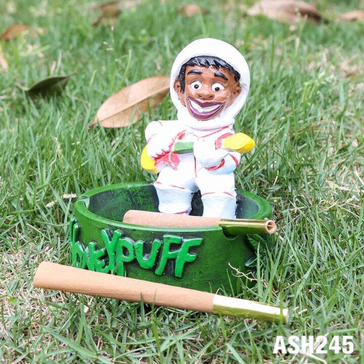 cod-booth-cross-border-new-mini-resin-green-ashtray-astronaut-playing-guitar-wholesale