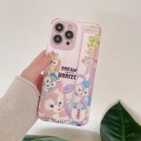 การ์ตูนน่ารัก Duffy Bear Friends StellaLou Shelliemay Gelatoni โทรศัพท์มือถือพร้อมสายรัดข้อมือสำหรับ iPhone 14 Pro Max 14 Plus 13 Pro Max 12 Pro Max Soft Silicon กันกระแทกโทรศัพท์ฝาหลังสำหรับ iPhone 11 Pro Max XR XS Max ฝาหลัง