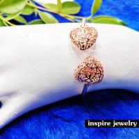 Inspire Jewelry ,กำไลรูปหัวใจฉลุ หันหน้าชนกัน ใส่ง่ายฟรีไซด์ ตัวเรือนหล่อด้วยทองเหลือง ชุบทองชมพู เปิดปิดง่าย งานขายดี งานจิวเวลลี