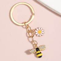 Cute Keychain Bee Honeycomb Heart Flower Key Ring Garden Key Chains Souvenir Gifts For Women Men Handbag Accessorie Jewelry