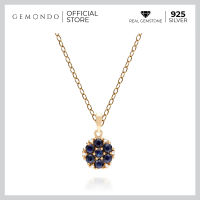 Gemondo จี้เงิน 925 ชุบทอง 18K ประดับไพลิน (Blue Sapphire) และเพชร (Diamond) รูปทรงดอกไม้  : จี้พลอย จี้ไพลิน