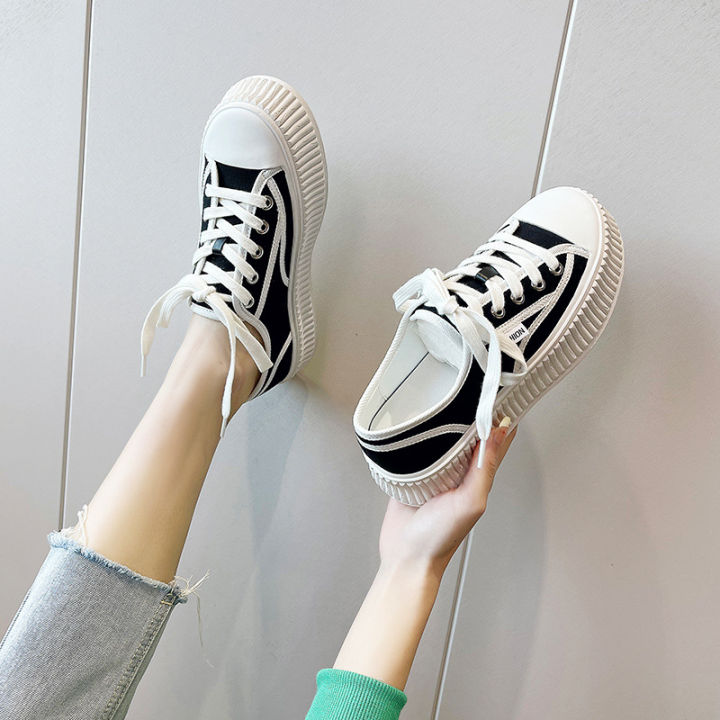 รองเท้าสีขาวขนาดเล็กของผู้หญิงระบายอากาศด้านล่างหนา-2023-ฤดูใบไม้ผลิใหม่ผ้าใบลำลองเพิ่มความสูงรองเท้าผ้าใบรองเท้าแบน