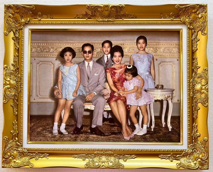 กรอบรูปหลุยส์ภาพครอบครัวในรัชกาลที่-9-กรอบรูปขนาด-21x26-นิ้ว-ภาพมงคล-เสริมฮวงจุ้ย-ตกแต่งบ้าน-ของขวัญ-ของที่ระลึก