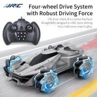 รถ RC JJRC 2.4กรัมสเปรย์รถดริฟต์ออฟโรดแบบออฟโรดตีนตะขาบหิน Mainan Remote Control รถพลิกได้360องศาพร้อมไฟดนตรีแมดไลน์