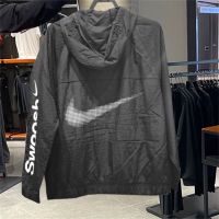 [ส่งของ] เสื้อโค้ทกันลม ผ้าไนล่อน 100 พิมพ์ลาย "Swoosh" สําหรับผู้ชาย และผู้หญิง