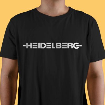 เสื้อยืดแขนสั้นพิมพ์ลาย Heidelberg สําหรับผู้ชาย  FW0M
