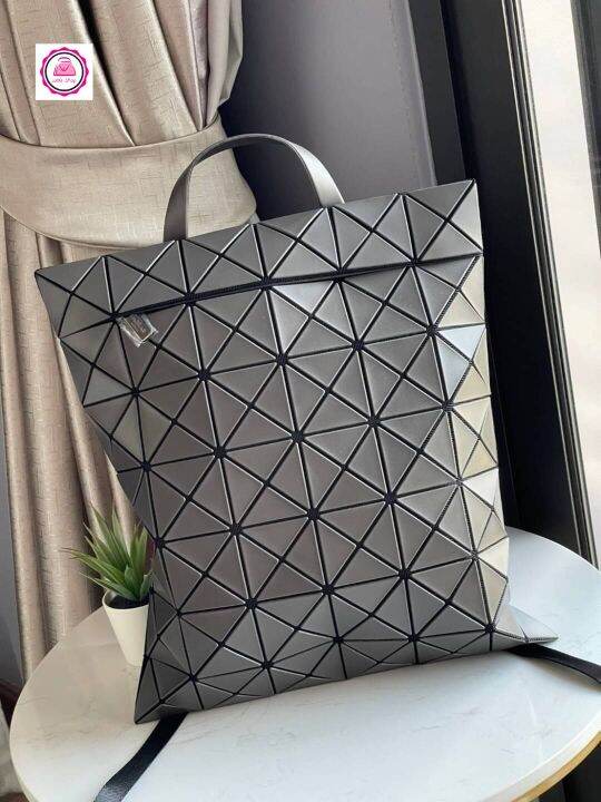 กระเป๋าเป้ผู้หญิง-เป้สะพายหลัง-issey-miyake-flat-pack-backpack