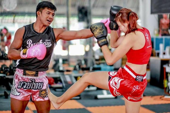 thai-beautiful-thai-boxing-2-tone-boxer-size-xxl-กางเกงนักมวยไทย-สวยมากสำหรับผู้ใหญ่-xxl-ในรูปสีสันที่สวยสดเป็นลายปักด้วยดิ้นเงินดิ้นทองมวยไทย-ออกกำลังกาย