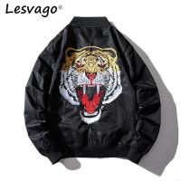 Lesvago 2023 แจ็กเก็ตบอมเบอร์สำหรับผู้ชาย,เสื้อโค้ทปักลายเสือสีทองและสีขาวเสื้อแจ็คเก็ตบอมเบอร์นักบินสำหรับผู้ชาย MA1