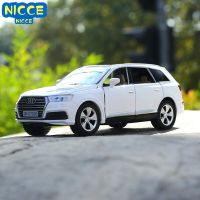 Nicce 1:32 Audi Q7 SUV โมเดลโลหะผสมหล่อขึ้นรูปจำลองสูงไฟเสียงรถยนต์ดึงถอยหลังของขวัญของเล่นเด็ก F373