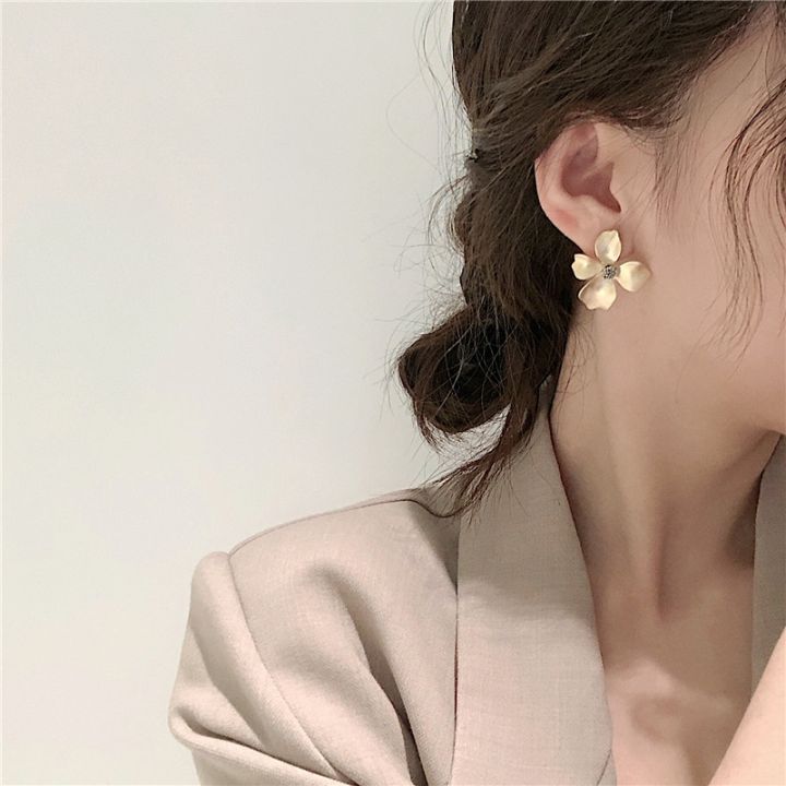 s925-needle-retro-fashion-geometry-matte-gold-flower-stud-earrings-for-women-hyperbole-three-dimensional-petals-party-jewelry