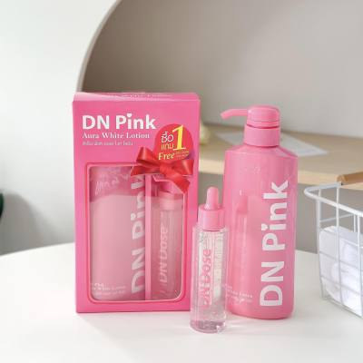 โลชั่น ดีเอ็น พิ้ง ขวดสีชมพู  DN PINK AURA WHITE LOTION (แถม DN DOSE BODY SERUM 90 Ml)  โลชั่นบำรุงผิวกาย เนื้อโลชั่นเข้มข้น เกลี่ยง่าย  ขนาด 300 มล.