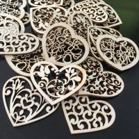 10Pcs Hollowed Heart รูปแบบขนาดเล็กไม้ธรรมชาติ Slice Scrapbooking Embellishments DIY หัตถกรรม Decor รูปหัวใจ Love ไม้ชิป