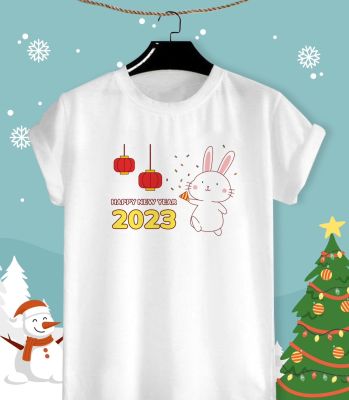 เสื้อยืดลายปีใหม่ Happy New Year &amp; Merry Christmas 2023 ลายน่ารักๆ ผ้า TK ใส่สบาย สีสันสดใส ไม่ยืดไม่ย้วย