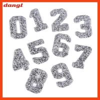 DANGL 20PCS 2.3นิ้วค่ะ แผ่นเหล็กตัวเลขพลอยเทียม คริสตัลพลอยเทียม เงินสีเงิน 0-9ตัวอักษรเย็บบนแพทช์ งานฝีมือการเย็บ ศิลปะการปะติดตัวอักษรระยิบระยับ สำหรับเสื้อผ้า DIY