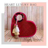 ืื์ืNAPA BRAND กระเป๋าสานกระจูดหัวใจ แถมพู่ห้อยกระเป๋า (heart Luxury bag) สามารถใส่ไอแพดได้ กระเป๋าถือ งานสานมือจากกลุ่มแม่บ้าน