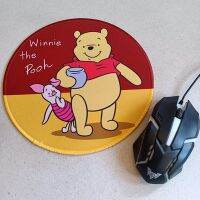 ขาย Mouse Pad ( Mousepad ) แผ่นรองเม้าส์ พื้นหนา ทรงกลม ด้านล่างเป็นยางกันลื่น เส้นผ่าศูนย์กลาง 9 นิ้ว ลาย พูห์ Pooh