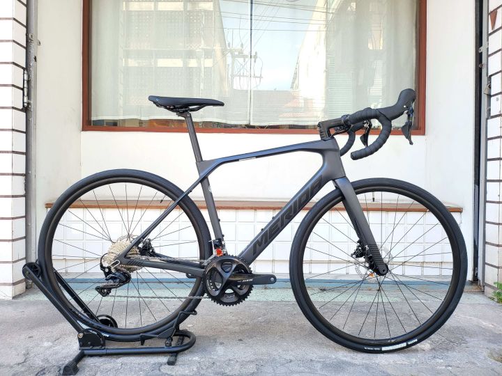 จักรยาน-เสือหมอบ-merida-scultura-endurance-4000-disc-2023-สี-silk-dark-silver-black