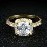 แหวนหมั้นแหวนตัดจากสารสังเคราะห์ที่ใกล้เคียงกับเพชรนิ้วเครื่องประดับงานแต่งงานสำหรับผู้หญิง R820-Gold เบาะสีทอง
