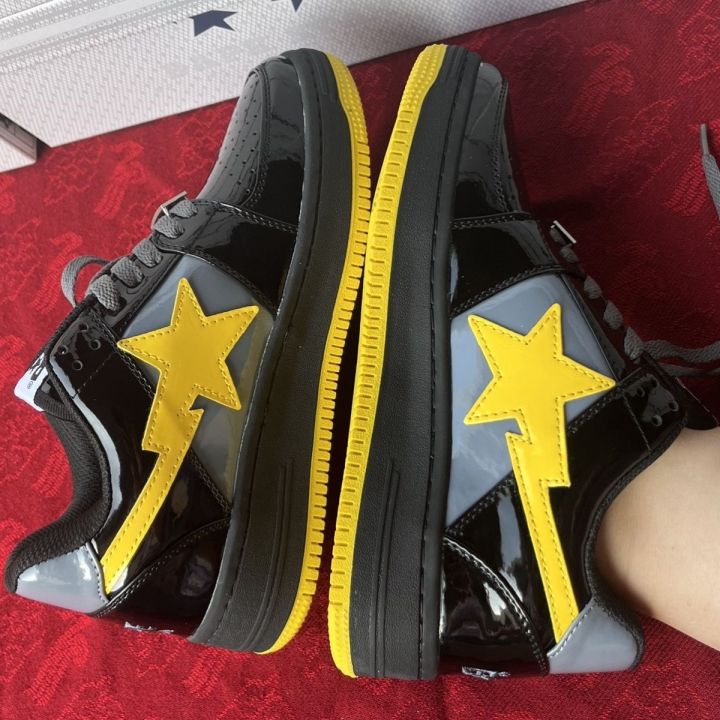 spot-รองเท้าส้นเตี้ยแบบผูกเชือก-หนังแก้วสีเหลืองและสีดำรองเท้าผ้าใบลำลองรองเท้าผ้าใบหนังอินเทรนด์