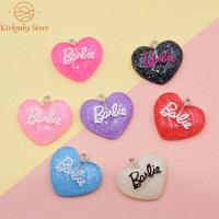 TKNUS Barbie Barbiestyle Barbiepink 10PCS พวงกุญแจดีไอวาย ตุ๊กตาบาร์บี้เรซิ่นพีชหัวใจ รูปหัวใจ ตุ๊กตาบาร์บี้จดหมาย สร้างสรรค์และสร้างสรรค์ เครื่องรางที่มีเสน่ห์ อุปกรณ์เครื่องประดับ DIY