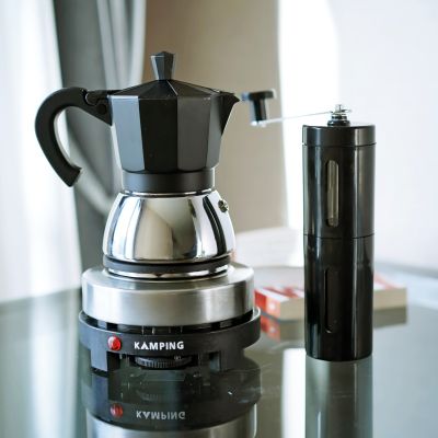 (สีดำ) Kamping ชุดเตาไฟฟ้า 500W + กาต้มกาแฟ มอคค่าพอท ฐานสแตนเลส Moka Pot (4cup/200ml)+เครื่องบดมือหมุน
