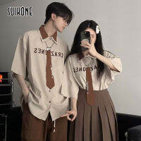 Suikone  เสื้อเชิ้ตแขนสั้นวินเทจทรงหลวมสำหรับผู้ชายใหม่เสื้อคู่ดีไซน์แบบสูงสไตล์โรงเรียนวิทยาลัยจบการศึกษาชุดนักเรียน