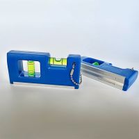 Portable Magnetic Pocket Level Spirit Bubble Level with Metal Keychain Hook for Determining Horizontal &amp; Vertical Plane