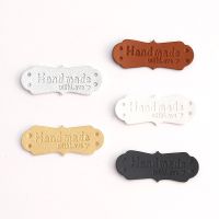 【LZ】❇✚❡  PU Couro Handmade Etiquetas Etiquetas para Roupas DIY Chapéus Sacos Feito À Mão com Amor Etiquetas De Costura Acessórios Do Vestuário 10 Pcs