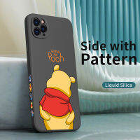 โทรศัพท์มือถือเคสโทรศัพท์การ์ตูนน่ารัก Winnie The หมีพูห์โลโก้เคสโทรศัพท์สำหรับ iPhone 11 Pro Max ขอบสี่เหลี่ยมรูปแบบแผ่นเปลือกหรูหราชุบโครเมี่ยมนุ่มเลนส์กล้อง TPU ป้องกันโทรศัพท์มือถือกรณีฝาหลัง