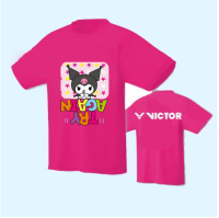 Victor 2023เสื้อเทนนิสใหม่ฤดูร้อนพิมพ์ลายการ์ตูน Kuromi สำหรับทั้งหญิงและชายการฝึกซ้อมการแข่งขันกีฬาแห้งเร็วดูดซับเหงื่อและชุดออกกำลังกายระบายอากาศ