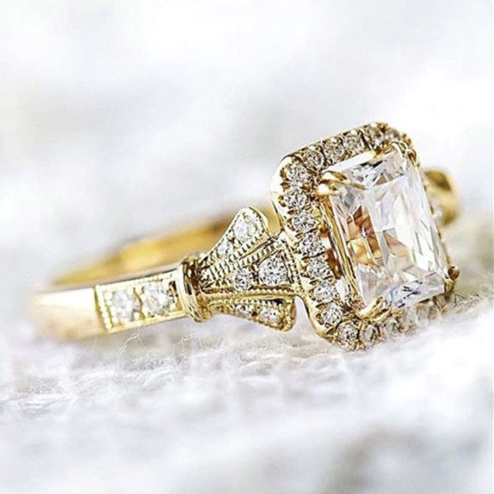 แหวนทองสำหรับตกแต่งขอบที่ต้องการทำจากแหวนเพทายขอบเป็นรูปสี่เหลี่ยมผืนผ้า