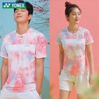 Yonex ชุดกีฬาแขนสั้นระบายอากาศแห้งเร็วสำหรับผู้ชายและผู้หญิงเสื้อแบดมินตันเกาหลีใหม่ฤดูใบไม้ผลิและฤดูร้อน2023