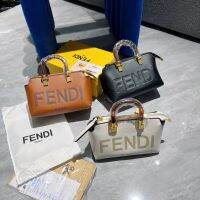 Fendiบอสตันกระเป๋าข้อมือเยื้องพิมพ์โลโก้ที่มีคุณภาพสูงน้ำแบรนด์เก่าดอกไม้หมอนกระเป๋าเดินทางที่เดินทางมาพักผ่อนไหล่ของmessengerกระเป๋าถือพร้อมกล่อง