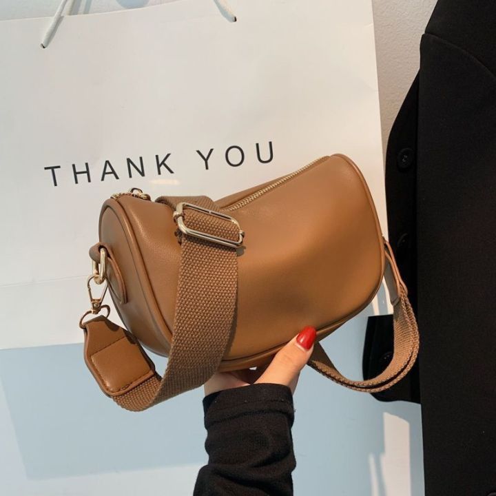 กระเป๋าเล็ก2023ใหม่-high-end-เนื้อ-ins-niche-one-shoulder-all-match-แฟชั่นเวอร์ชันผู้หญิงเกาหลีกระเป๋าไปรษณีย์แบบง่ายๆ