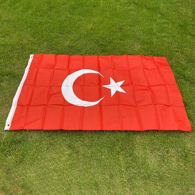 Cờ Aerlxembrae và Thổ Nhĩ Kỳ cờ Ottoman, sự kết hợp hoàn hảo giữa hai dân tộc, khoảng cách địa lý và văn hóa khác biệt được vượt qua bằng niềm đam mê chung của đồng đội. Hình ảnh này thể hiện sự gắn bó và quan tâm giữa hai quốc gia, cùng chung tay xây dựng một thế giới bình đẳng và hạnh phúc.