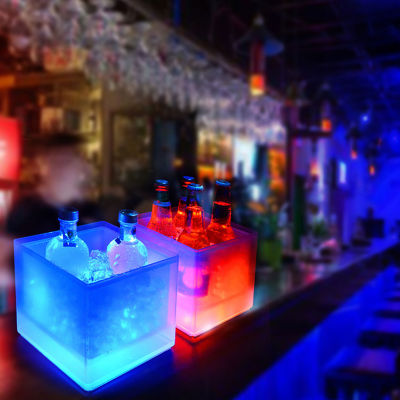 ถังน้ำแข็งส่องสว่างพลาสติกเบียร์ปาร์ตี้ถังน้ำแข็งไฟ LED สีสันสดใสสำหรับงานปาร์ตี้บาร์และอุปกรณ์สำหรับบ้าน