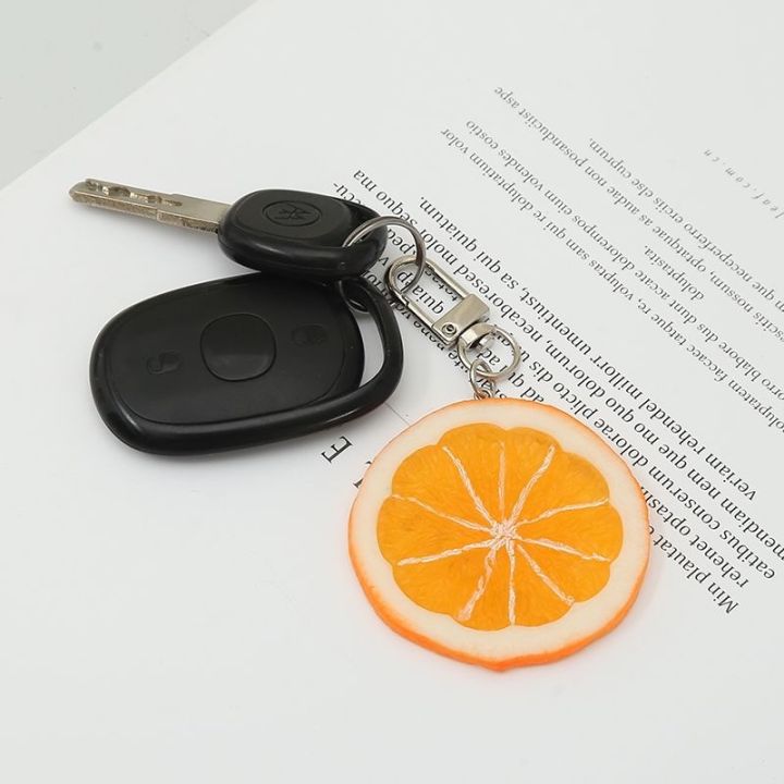ชิ้นส้มสุดน่ารักชิ้นมะนาวพวงกุญแจกุญแจรถกระเป๋านักเรียนบุคลิกภาพสนุกจี้ชิ้นมะนาวจำลอง