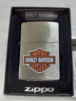 ZIPPO 200HD  H252  HARLEY DAVIDSON LOGO  BRUSHED CHROME  COLOR IMAGE   สีเงิน ผิวโครเมี่ยมขัดด้าน ลายแบบสกรีน รูปโลโก้ฮาเลย์  ลิขสิทธิ์แท้ถูกต้อง  ของใหม่ ของแท้