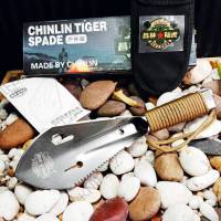 พลั่วเดินป่า CHINLIN TIGER ใบ 6 นิ้ว กว้าง 7.4 Cm.  ด้ามจับเป็นเหล็กชิ้นเดียวกับใบพลั่ว พันด้วยเชือกพาราควอต ปลายด้ามเป็นรูไว้สำหรับเหลาไม้ใส่