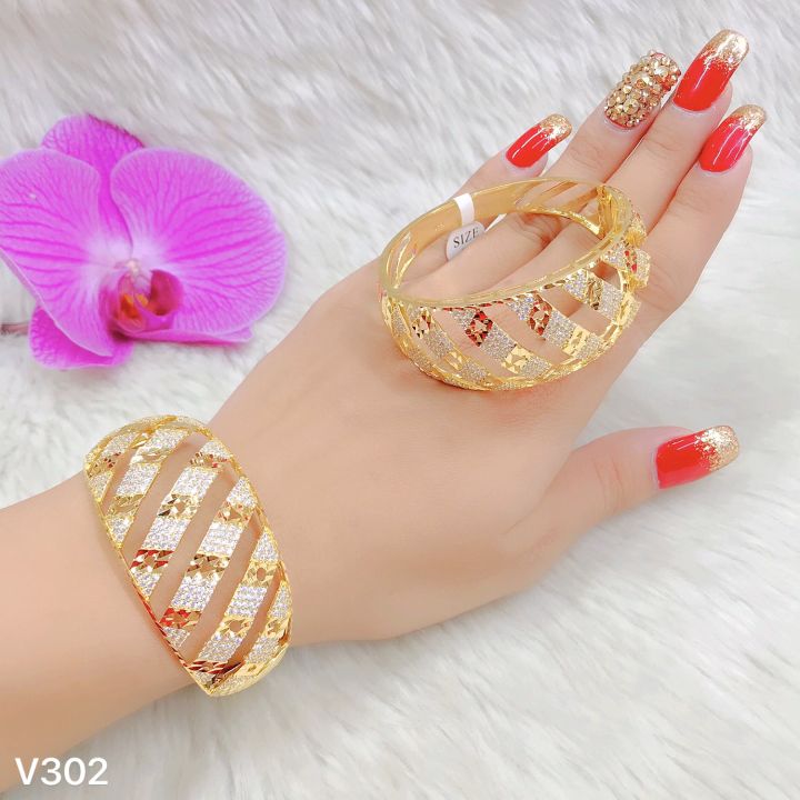 Vòng đeo tay nữ vàng thật 99%: Nâng tầm phong cách với vòng tay đẹp và sang trọng, được làm từ chất liệu vàng thật 99%. Thiết kế tinh tế và quý phái sẽ giúp bạn tỏa sáng trong mọi dịp, từ những buổi tiệc tùng đến dạo phố ngày hè. Hãy sắm ngay một chiếc vòng tay vàng thật để thể hiện sự đẳng cấp của bạn.