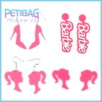 PETIBAG อะนิเมะ ต่างหูตุ๊กตาบาร์บี้ อะคริลิค น่ารักน่ารักๆ ต่างหูตัวอักษรภาษาอังกฤษ การตกแต่งตกแต่ง สีชมพูอมชมพู เครื่องประดับชุดตุ๊กตาบาร์บี้ สำหรับผู้หญิง