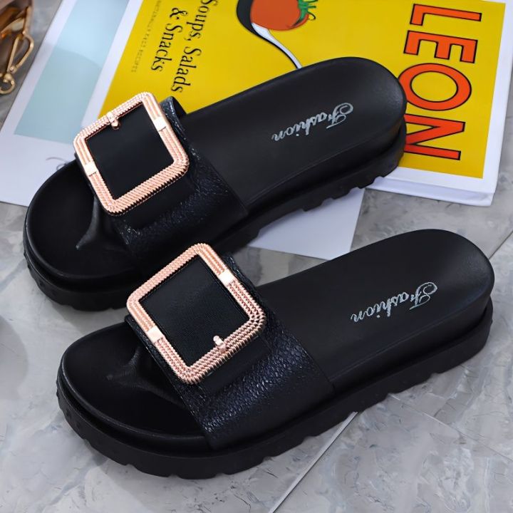 Pagsuot ng makapal na soled sandals at slippers para sa panlabas na ...